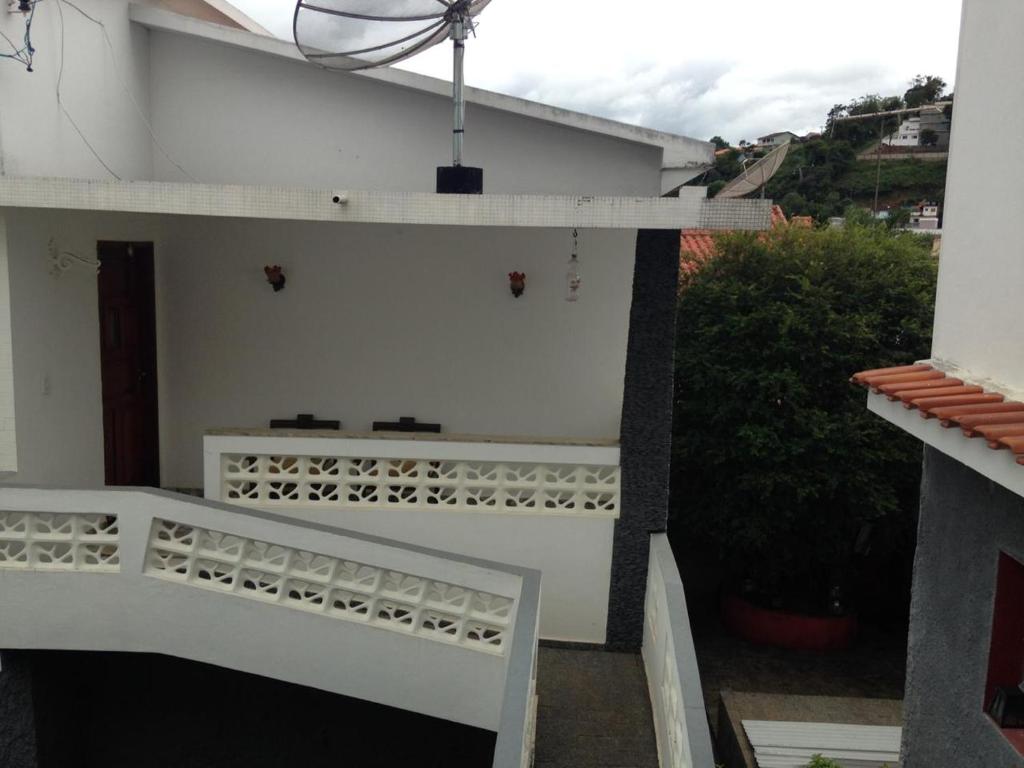 desde el balcón de una casa blanca en casa com piscina no centro da cidade, en São Lourenço