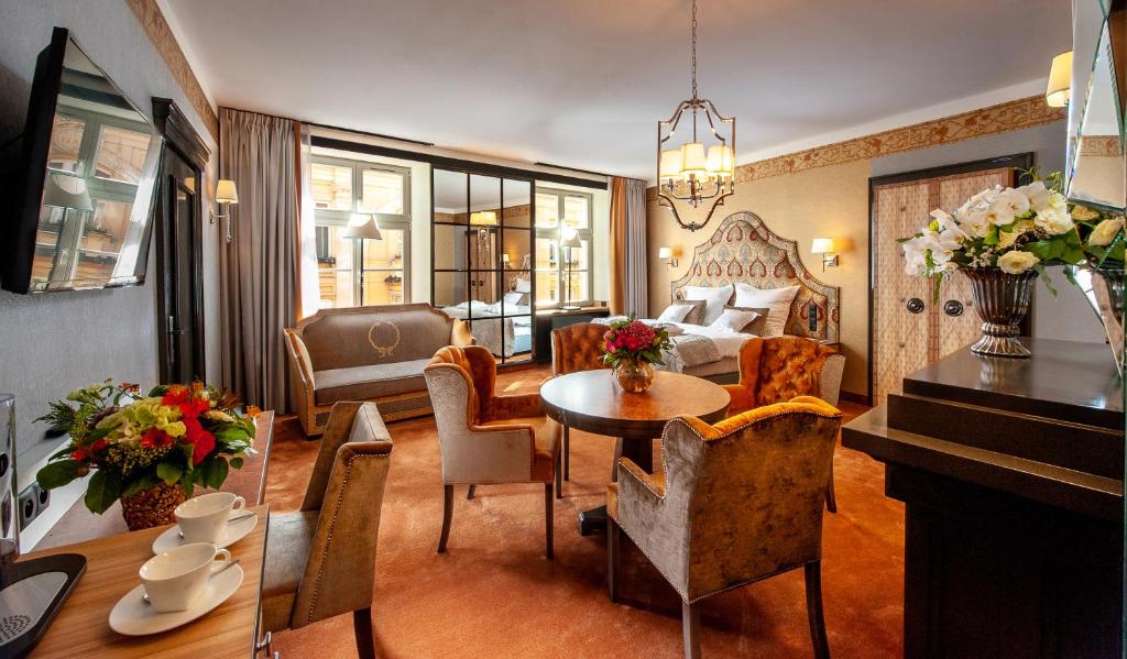 克拉科夫的住宿－Balthazar Design Hotel，客厅配有沙发和桌椅