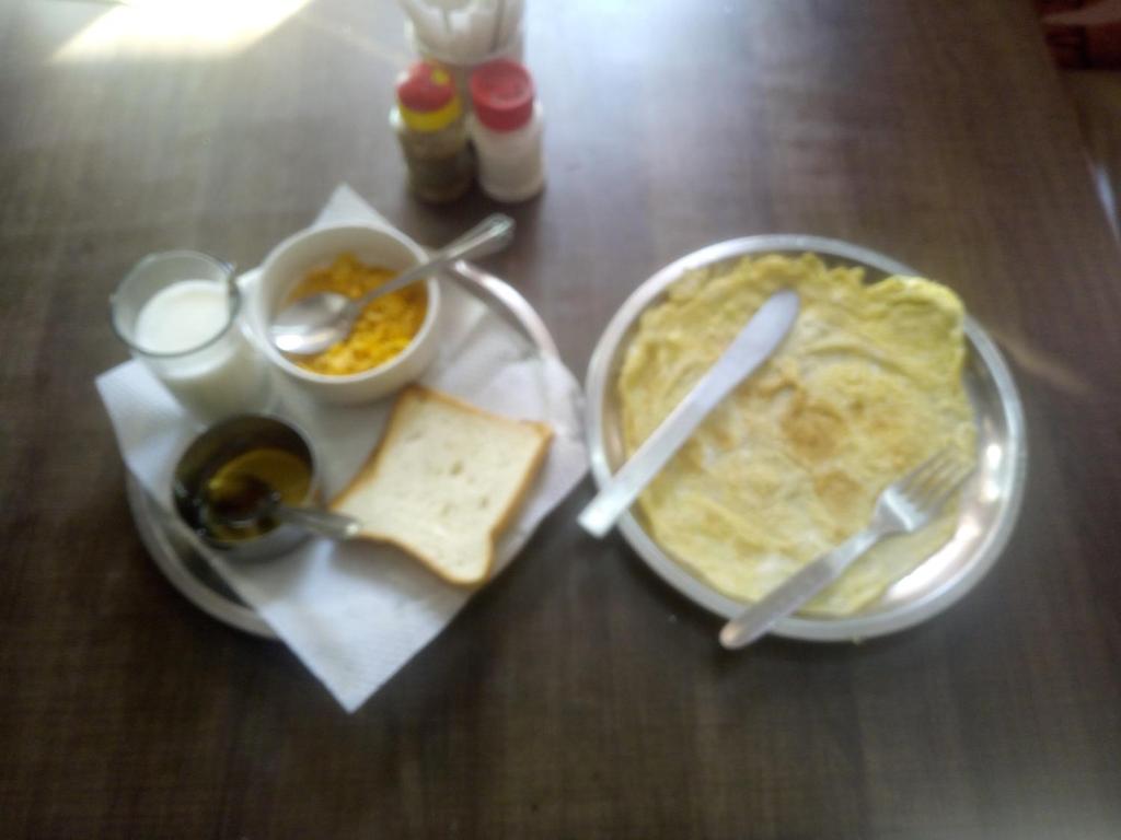 Сніданок для гостей Hotel Raj