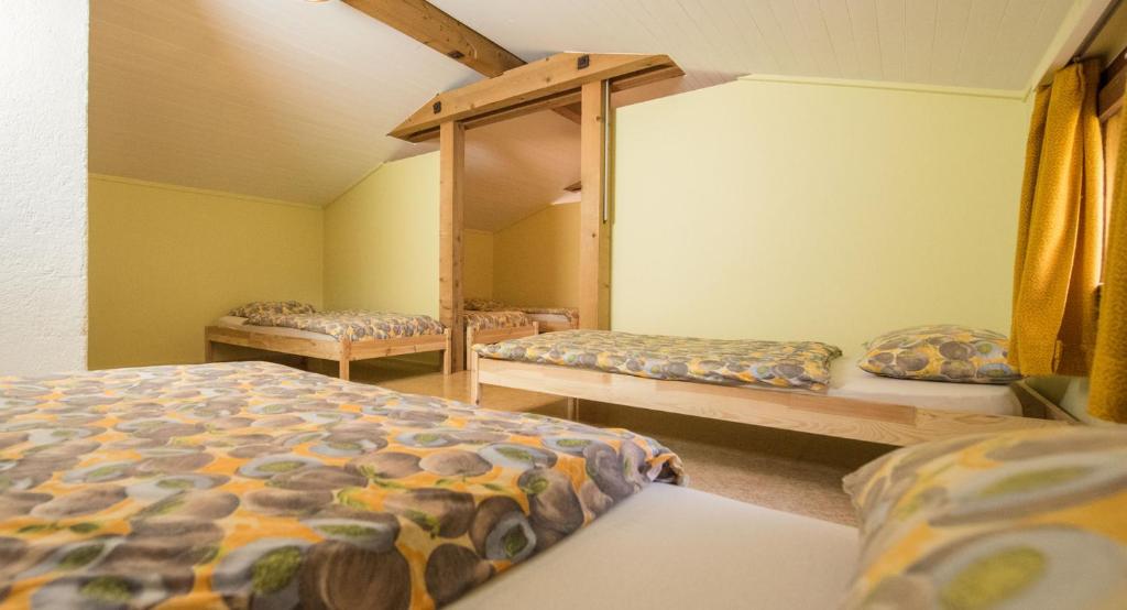 Postel nebo postele na pokoji v ubytování Schutzenbach Backpackers For Adults 18-34