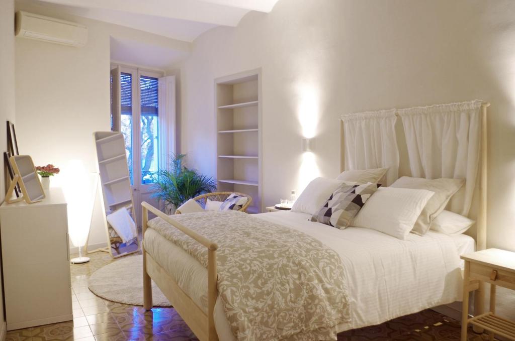 a bedroom with a white bed and a window at Apartament en Plaça Nova , Palafrugell in Palafrugell