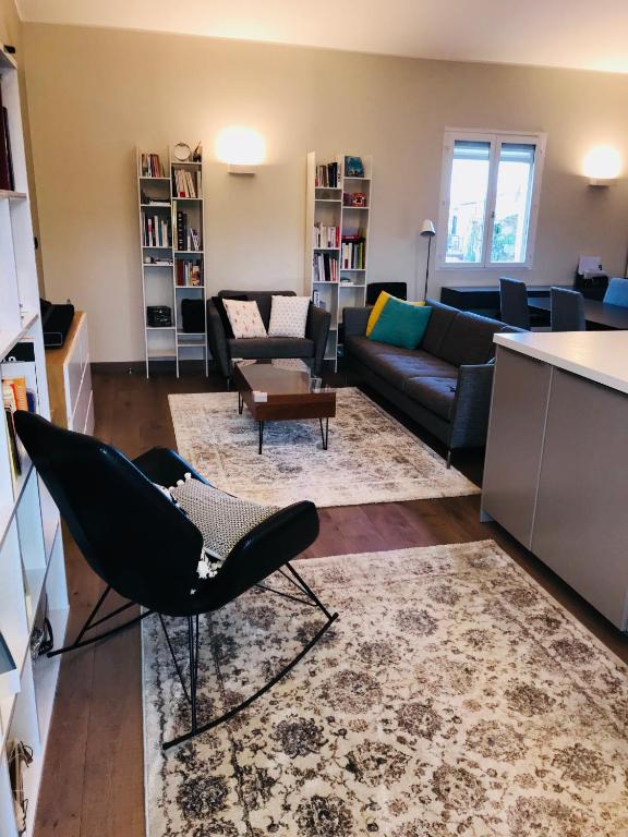 un salon avec un canapé et une table dans l'établissement Appartement Centre ville, à Porto-Vecchio