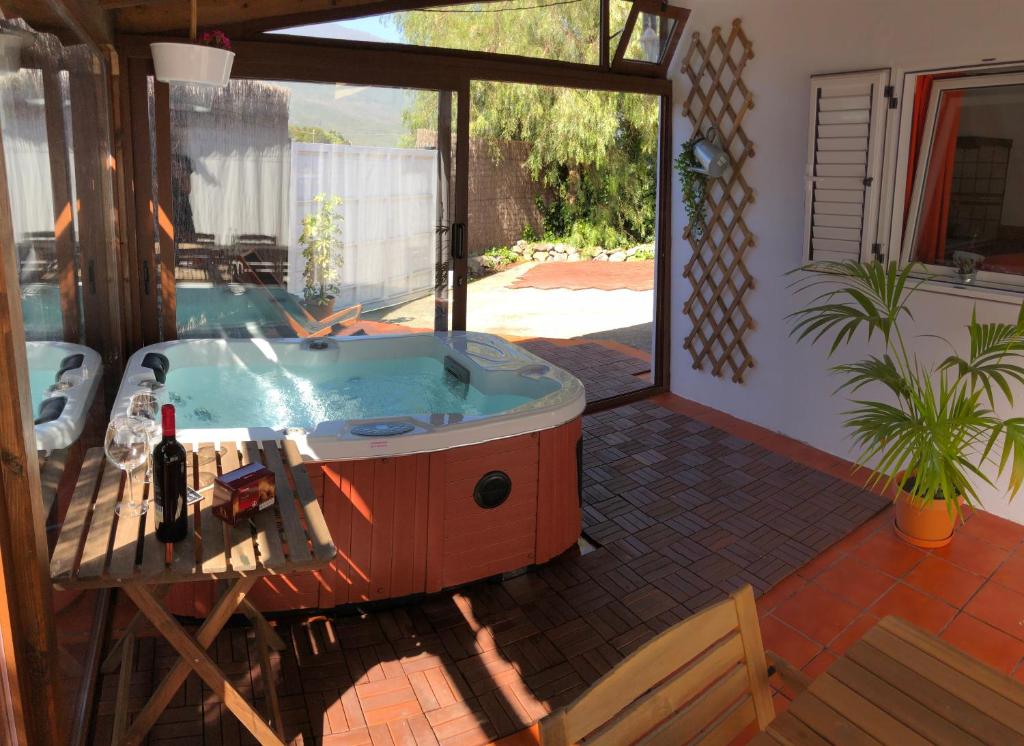 bañera de hidromasaje en medio de un patio en Casa Cora Con Jacuzzi, en Breña Baja