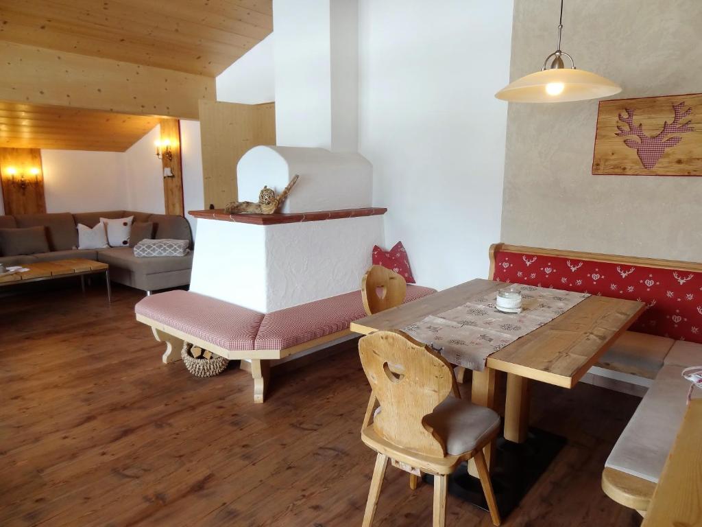 uma sala de estar com uma mesa e um sofá em Sonnblick em Ehrwald