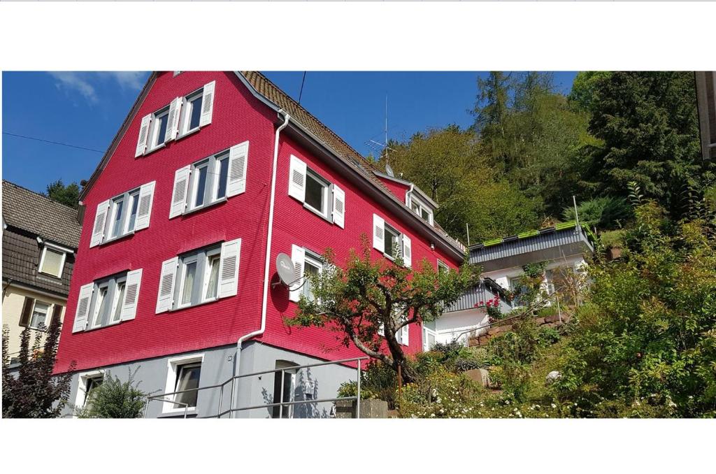 un edificio rojo con ventanas blancas en una colina en Talstadtblick en Schramberg
