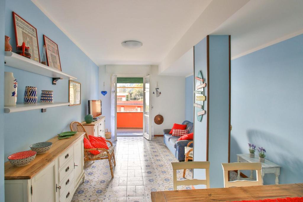 a living room with blue walls and a couch at Costamare in Monterosso al Mare