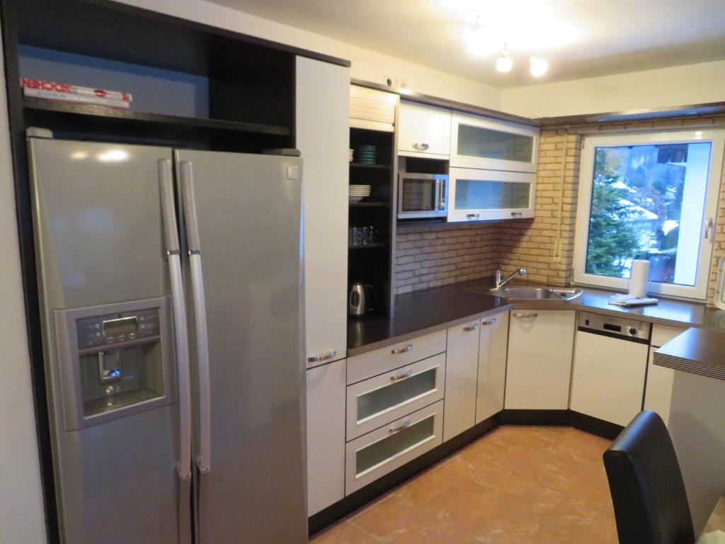 uma cozinha com um grande frigorífico de aço inoxidável em Bergspitze em Garmisch-Partenkirchen