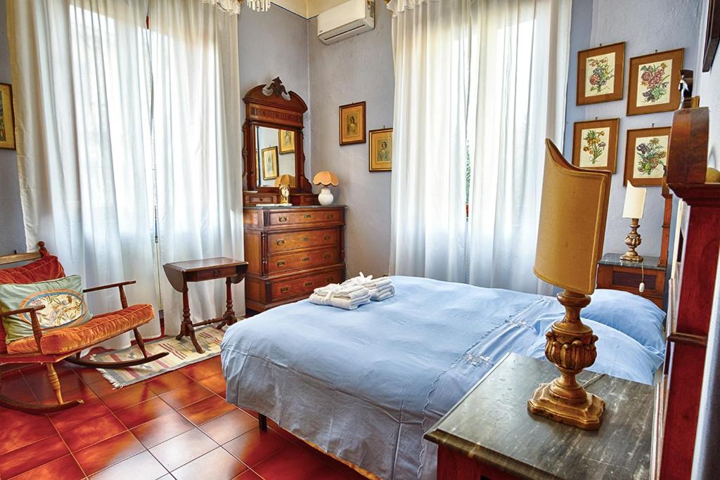 ピサにあるDa Guendalinaのベッドルーム1室(ベッド1台、ドレッサー、鏡付)