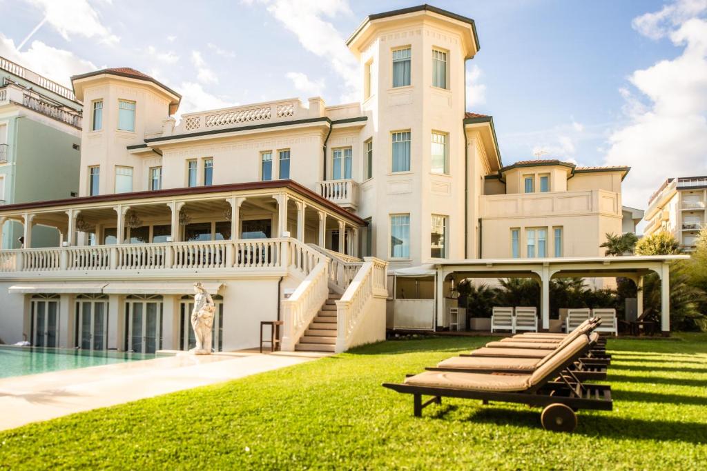 Бассейн в Hotel Carducci 76 или поблизости