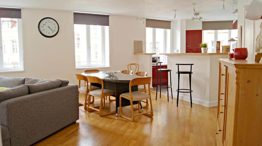 uma sala de estar e cozinha com mesa e cadeiras em Little Suite - Théo em Lille