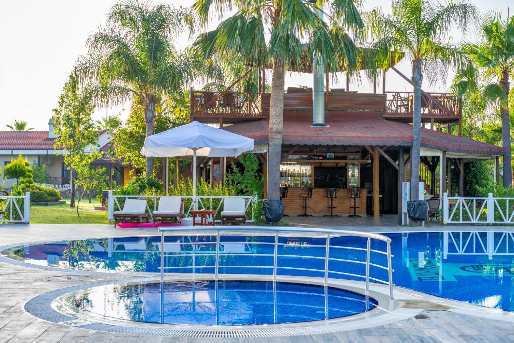 Bazén v ubytování Nerissa Hotel nebo v jeho okolí