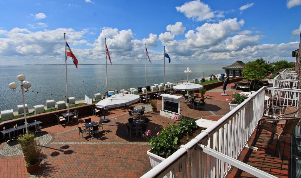 a balcony with a view of the water at AKZENT Strandhotels Seestern, Delphin & Lachs in Wilhelmshaven