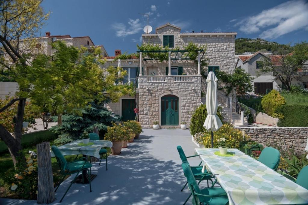 Apartment in Bol with Terrace, Air condition, WIFI, Dishwasher (3758-1)