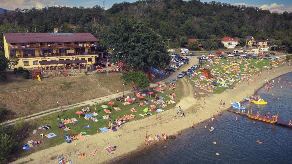 eine Menschenmenge an einem Strand in der Nähe des Wassers in der Unterkunft Penzión Anima in Kaluža