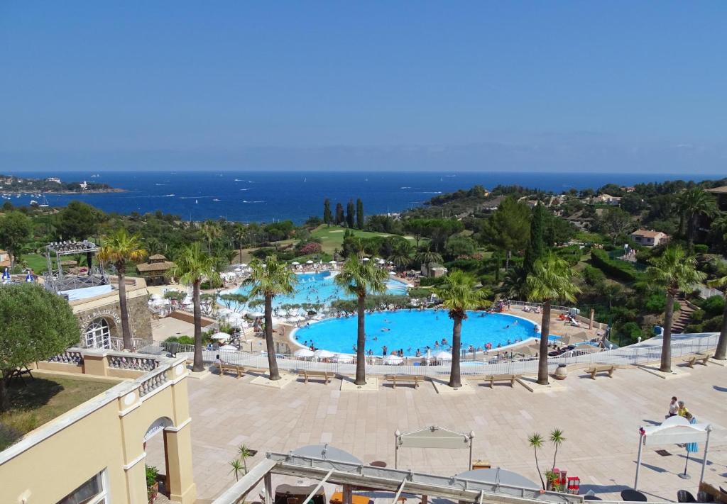 vista para a piscina no resort em cap esterel em Agay - Saint-Raphaël