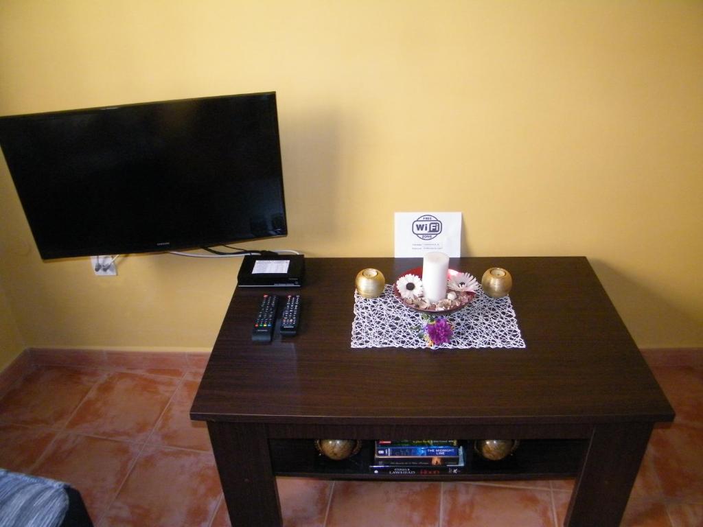 A television and/or entertainment centre at Casa Rural San Francisco