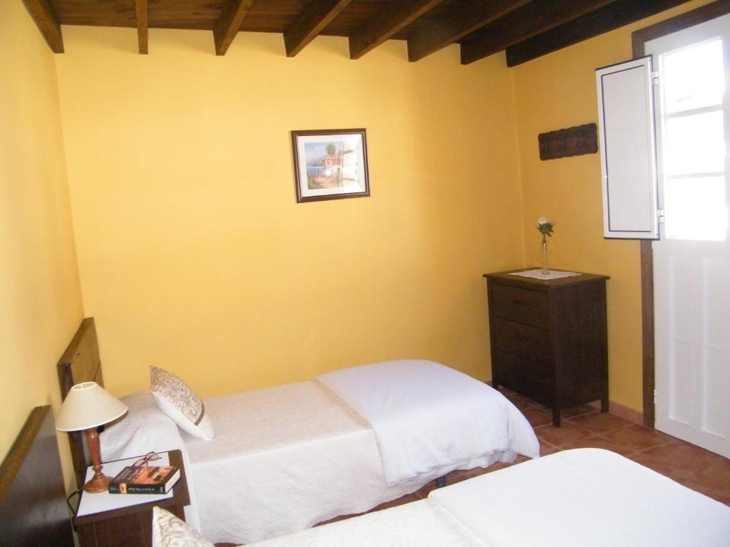 A bed or beds in a room at Casa Rural San Francisco