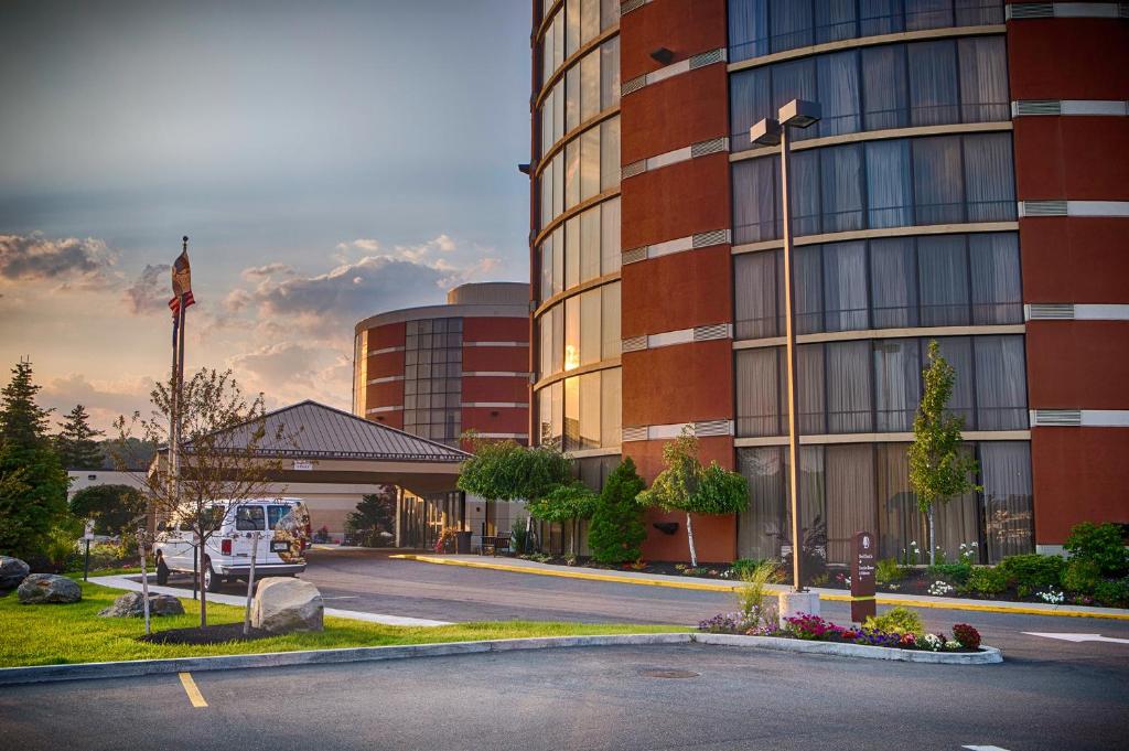 un edificio con una furgoneta estacionada frente a él en DoubleTree by Hilton Portland, ME en South Portland