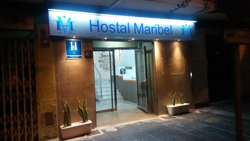 Ein Krankenhausgebäude mit einem Schild, das auf dem Krankenhausmarkt steht in der Unterkunft Hostal Maribel in Almería
