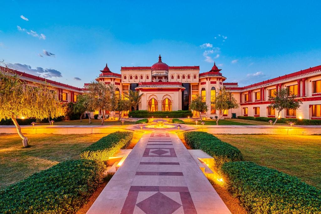 un grande edificio con un sentiero di fronte ad esso di The Ummed Jodhpur Palace Resort & Spa a Jodhpur