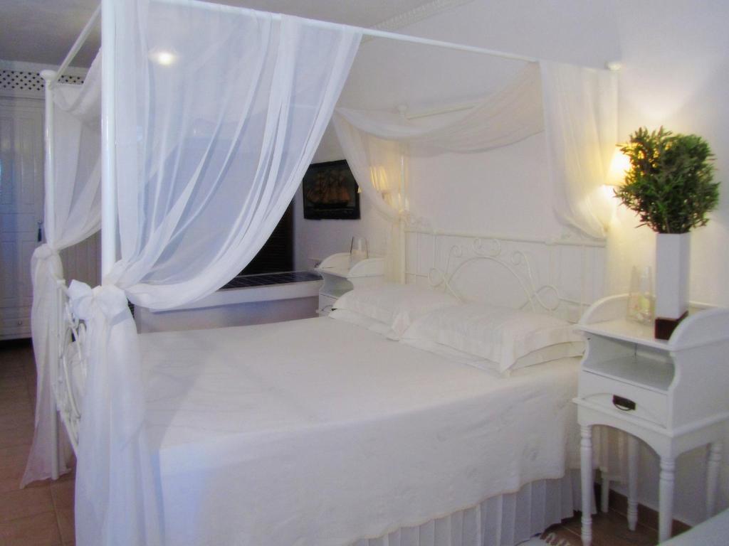 Postel nebo postele na pokoji v ubytování Porto Scoutari Romantic Hotel