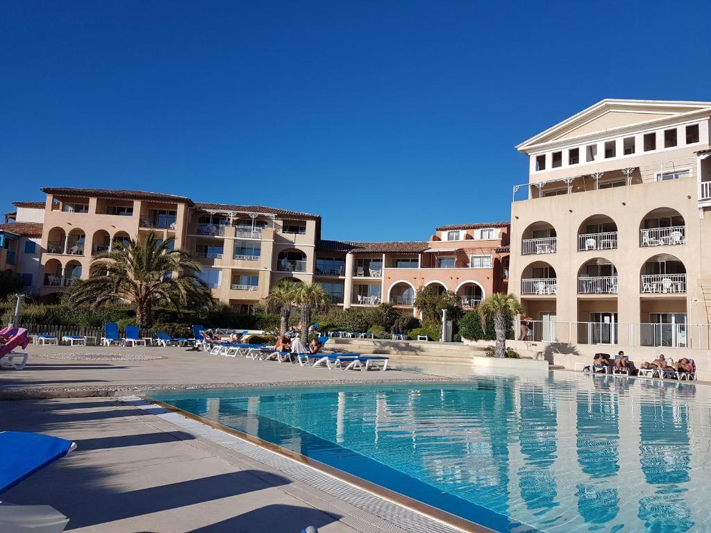 - une piscine en face de certains bâtiments dans l&#39;établissement Résidence les rivages de la coudouliere, à Six-Fours-les-Plages