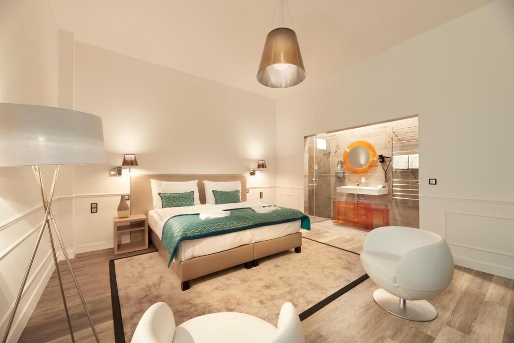 een slaapkamer met een bed, een bureau en een lamp bij Boutique Residence Budapest in Boedapest