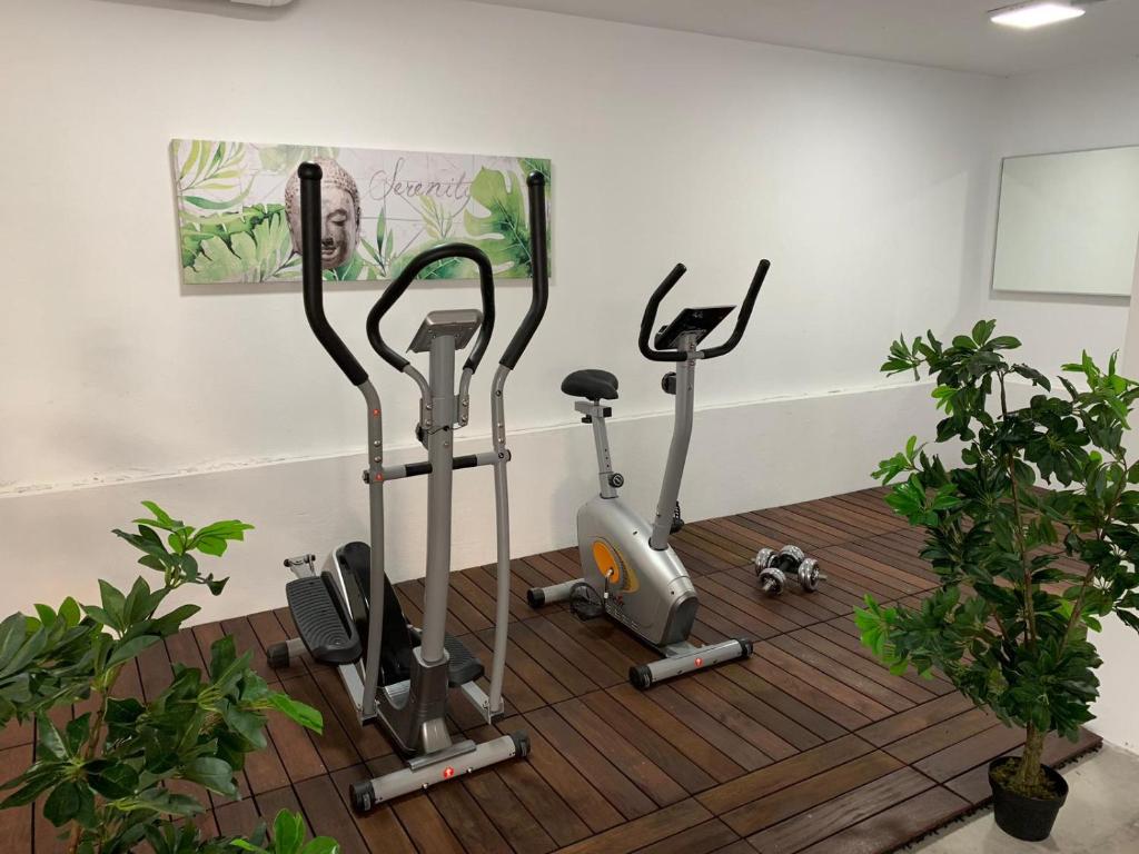 Posilňovňa alebo fitness centrum v ubytovaní LUXURY WHITE VILLA with sea view, heated pool