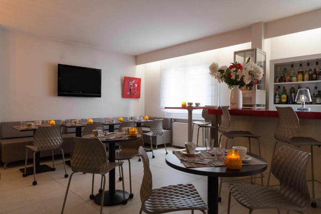 TV a/nebo společenská místnost v ubytování The Originals City, Hôtel Dau Ly, Lyon Est