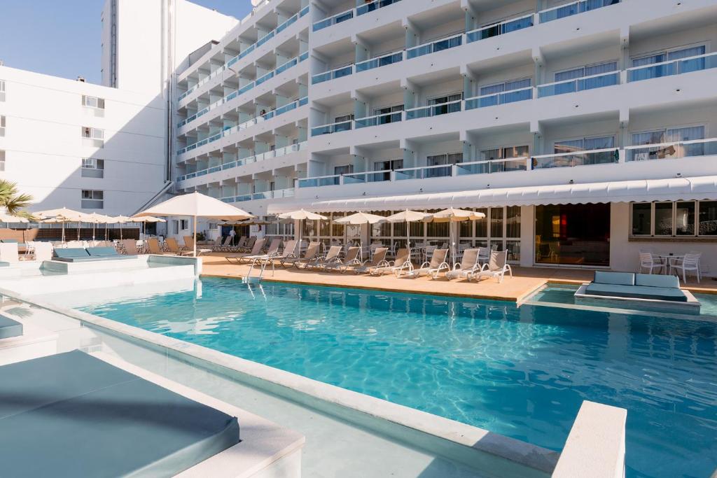 a hotel room with a pool and a swimming pool at Bellevue Vistanova in Magaluf
