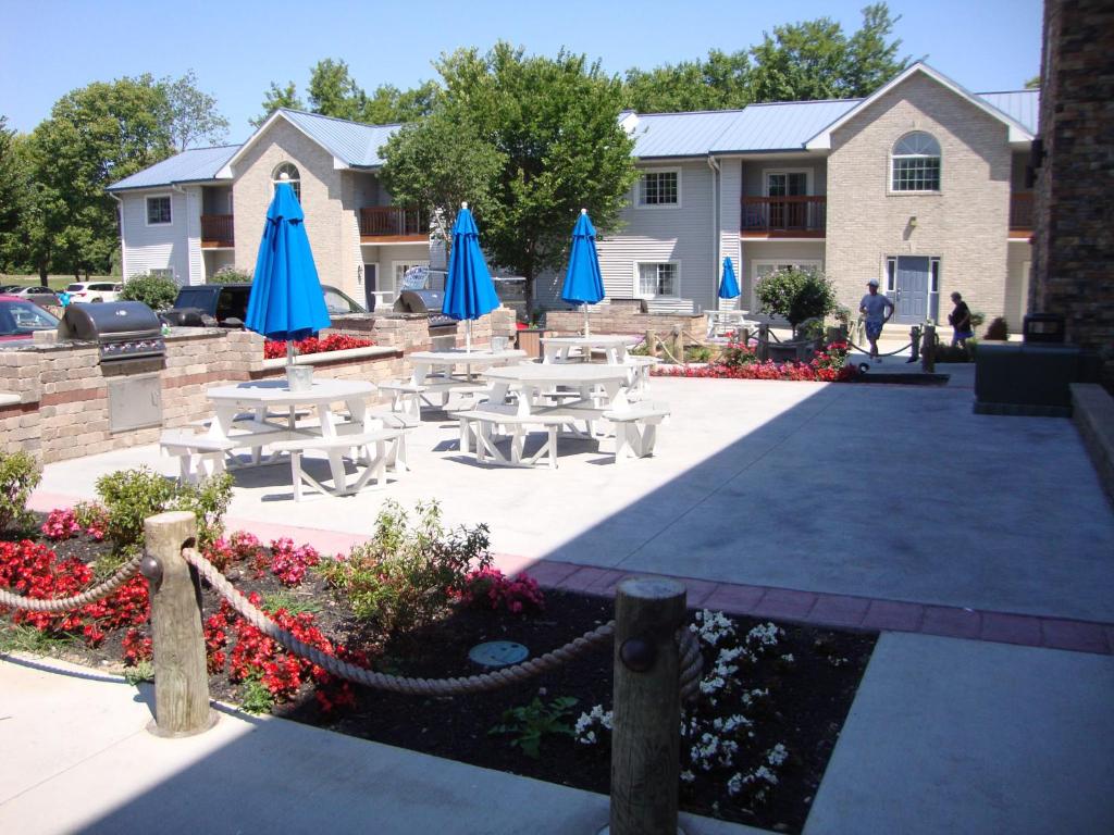 Put-in-Bay Poolview Condo #8 - Housity