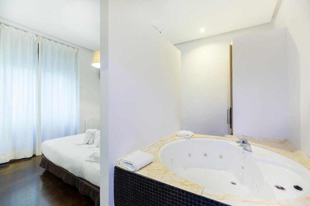 Madrid House Rooms - Queen Room With Spa Bath