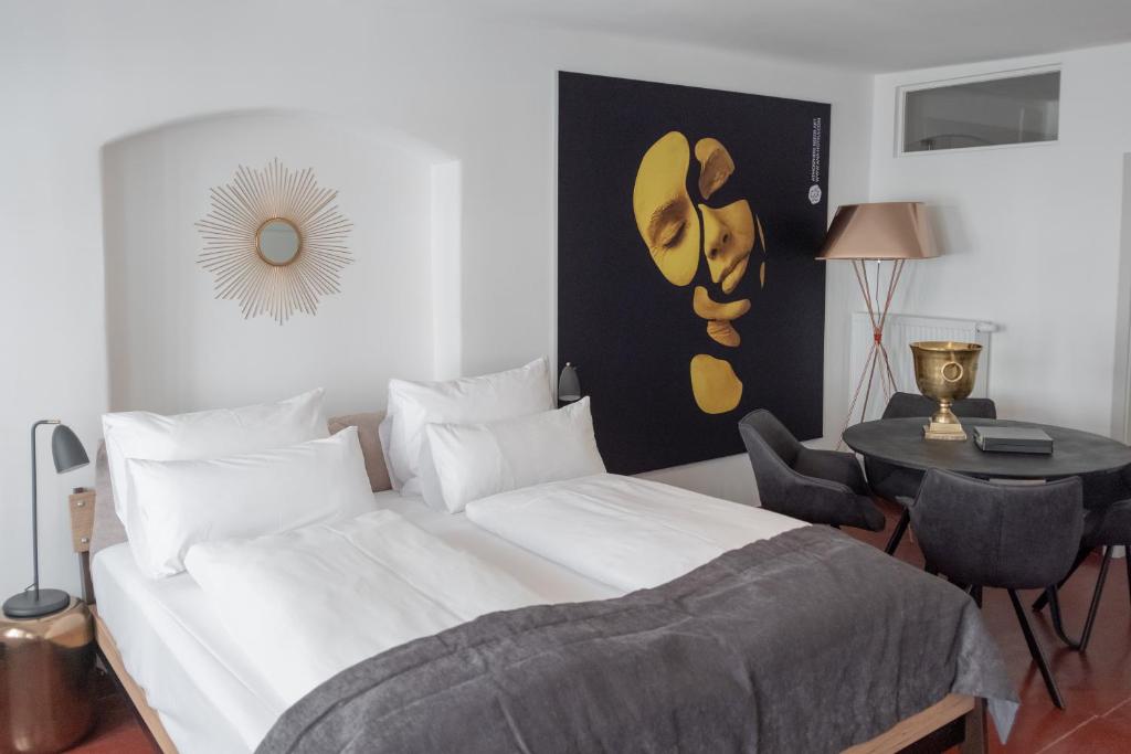 Кровать или кровати в номере ANA Living Augsburg City Center by Arthotel ANA - Self-Service-Hotel