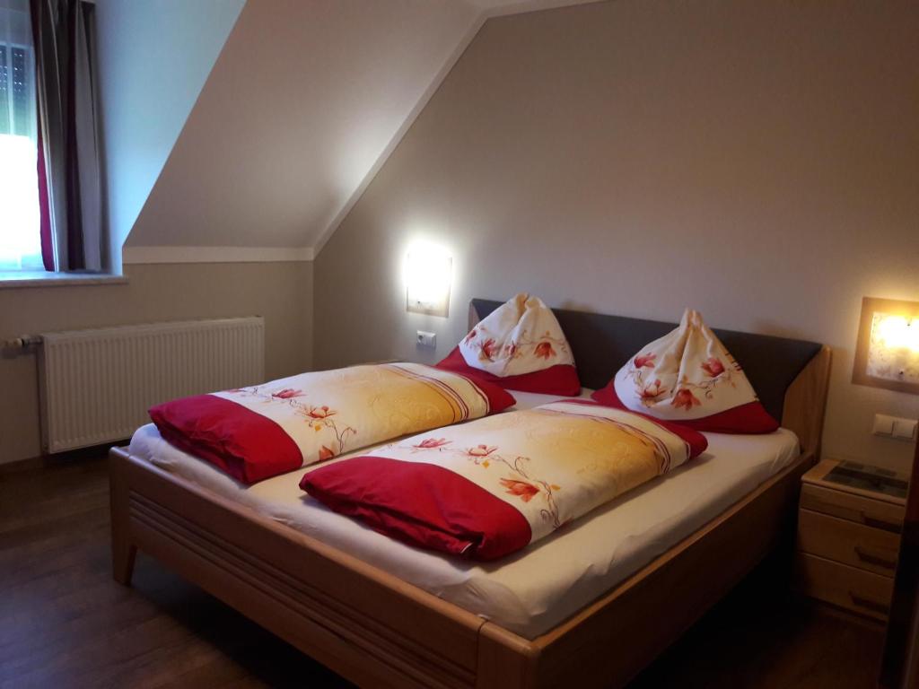 Postel nebo postele na pokoji v ubytování Landhaus Dampf