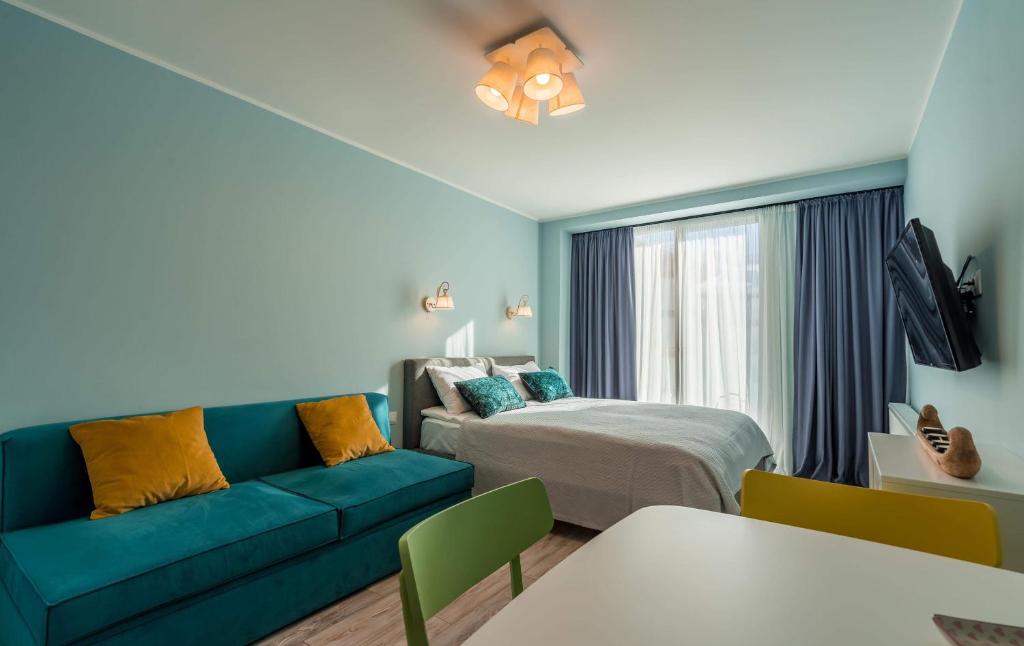 una sala de estar con un sofá y una cama en New Gudauri, Red Co, Loft 1, Apartment 521, en Gudauri