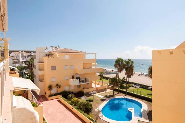 Bazén v ubytovaní Spectacular penthouse in front of the sea, 200 m2 terrace - Arruzafa Playa alebo v jeho blízkosti