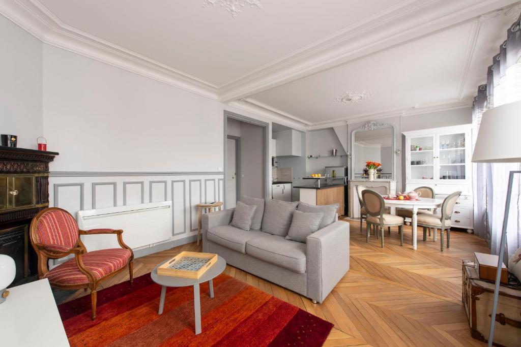 un salon avec un canapé et une table dans l'établissement Objectif Lune, à Paris