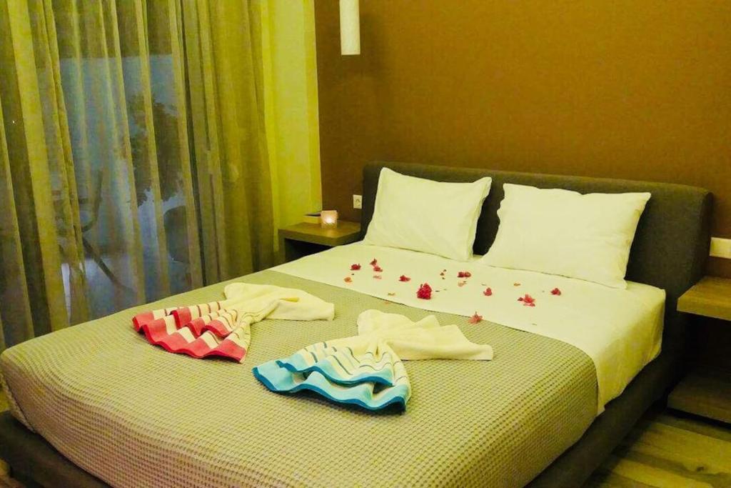 um quarto de hotel com uma cama com roupas em New Luxury Apartments in Plakias em Plakiás