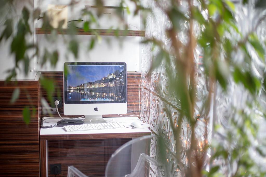 TV a/nebo společenská místnost v ubytování Hotel de Paris