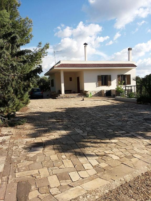 a house with a large driveway in front of it at Casa del Monte in Antonelli
