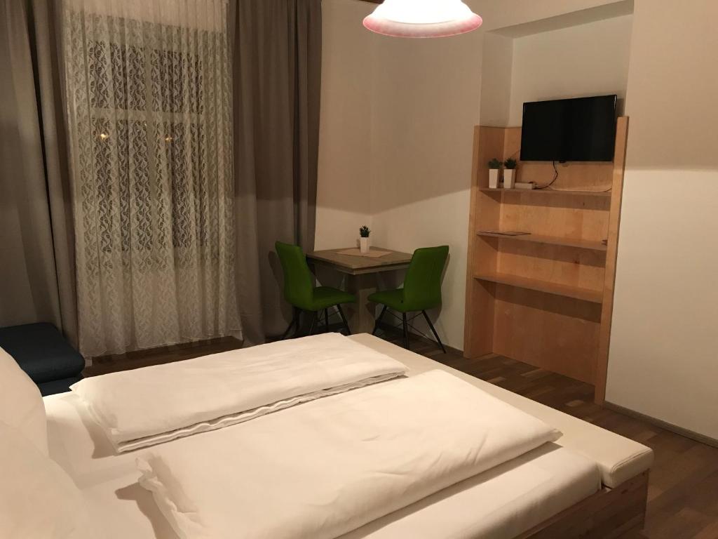 Postel nebo postele na pokoji v ubytování Rettensteinerhof Wirtshaus