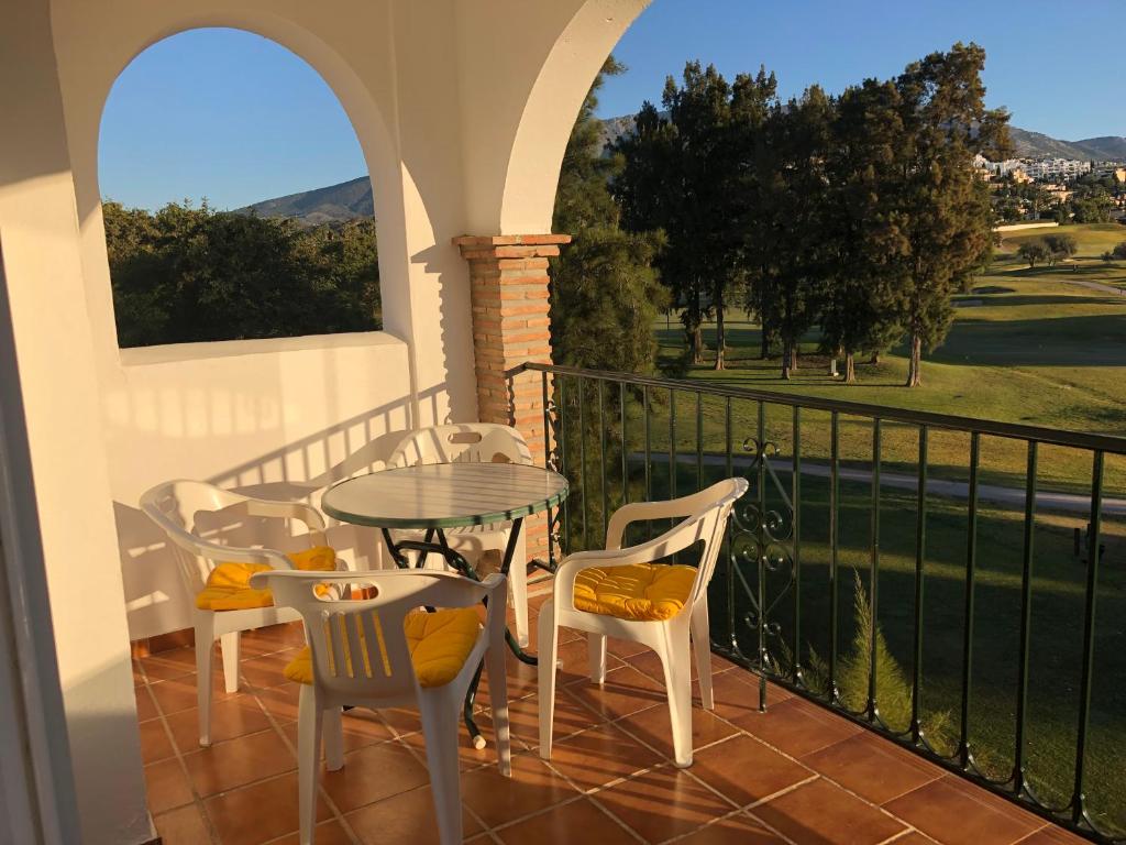 patio con mesa y sillas en el balcón en La Siesta de Mijas Golf 174, en Fuengirola