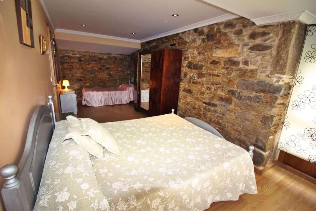Postel nebo postele na pokoji v ubytování Casa Embalse da Fervenza
