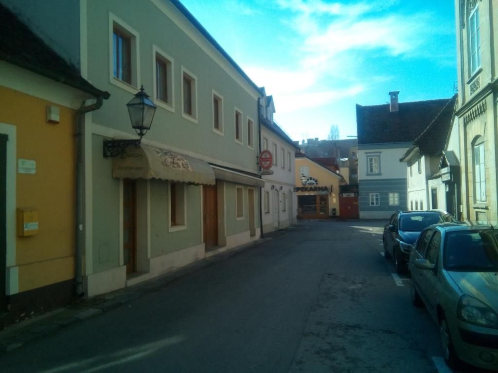een lege straat in een klein stadje met gebouwen bij SOBE ŠOKČIĆ in Karlovac