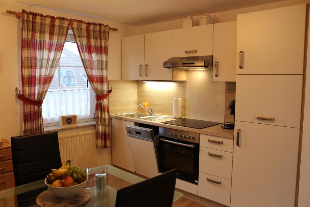 Kuchyň nebo kuchyňský kout v ubytování Ferienwohnung "Nordseeglück"