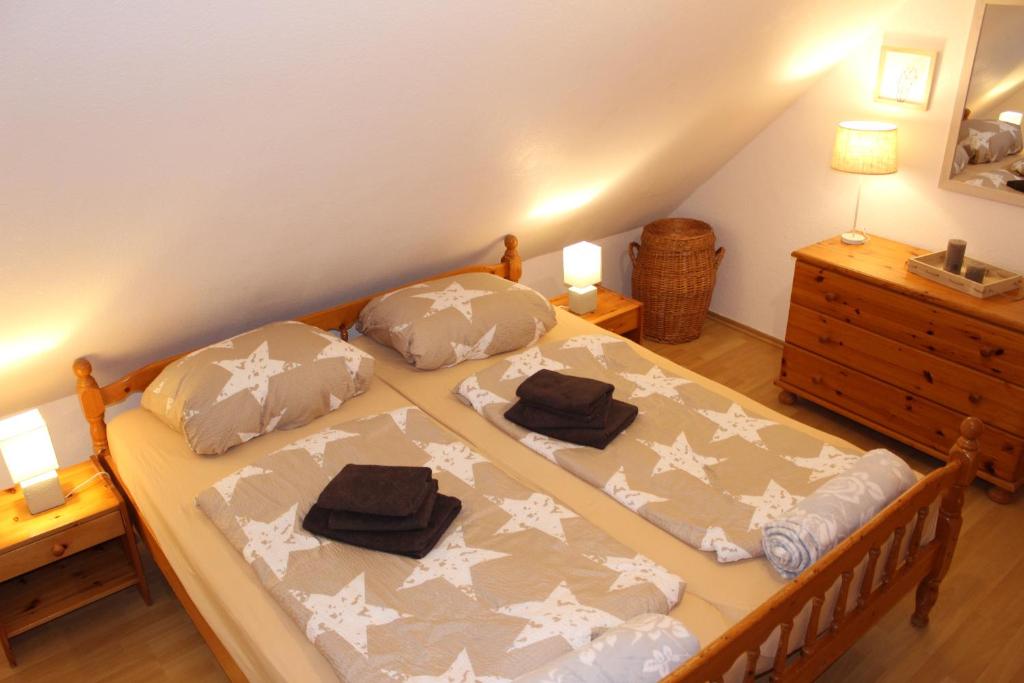 Postel nebo postele na pokoji v ubytování Ferienwohnung "Nordseeglück"