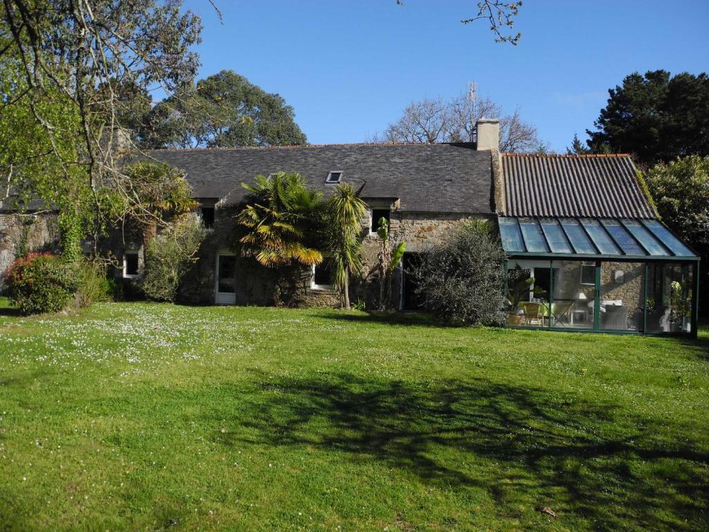 une maison avec une grande cour devant elle dans l'établissement Tremoyec, à Surzur