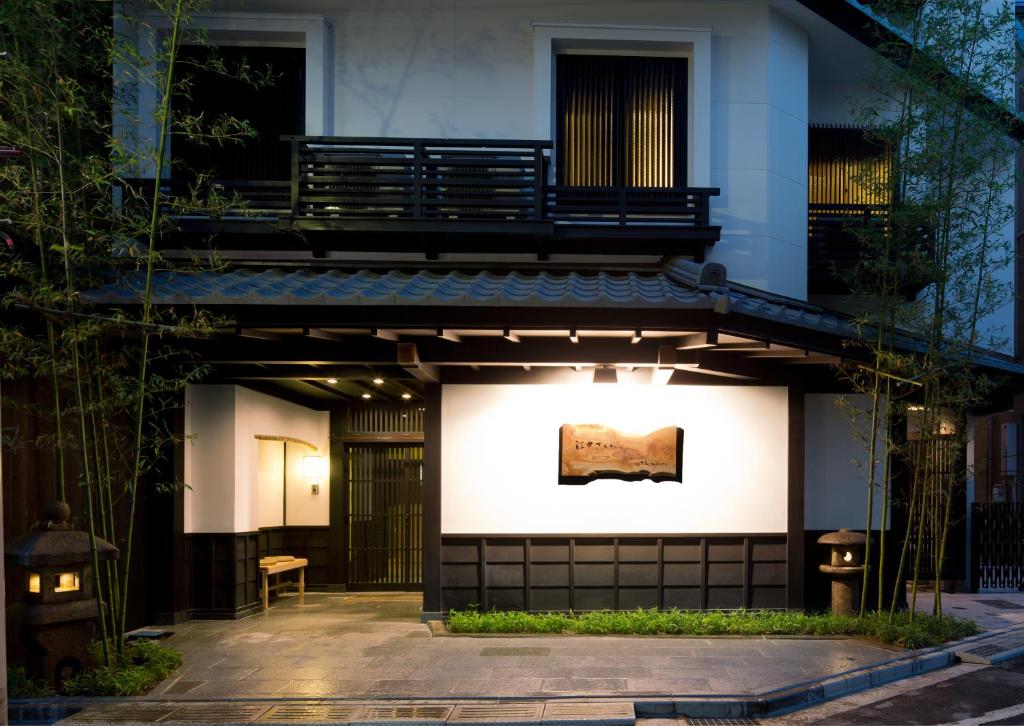 un bâtiment avec une lumière sur son côté dans l'établissement The Edo Sakura, à Tokyo