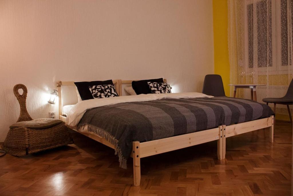 1 dormitorio con 1 cama con marco de madera en BGMignonne, so cozy, so relaxing, so near center en Belgrado