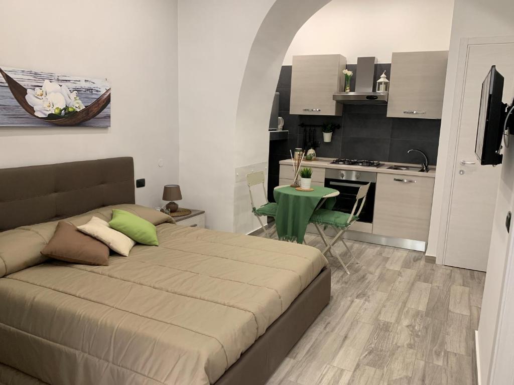 um quarto com uma cama grande e uma cozinha em B&B Ninetta em Nápoles